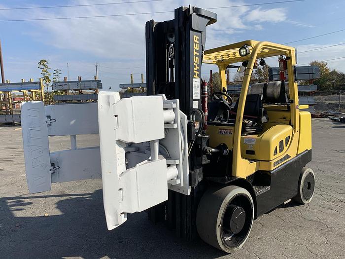 Used 13,500 POUND HYSTER FORKLIFT WITH CASCADE ROLL CLAMP
