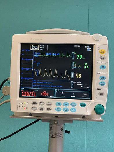 D'occasion GE F-FM-00 Patientenmonitor auf Trolley mit Zubehör, P1, P2, SPo2, T1, T2, NIBP, ECG