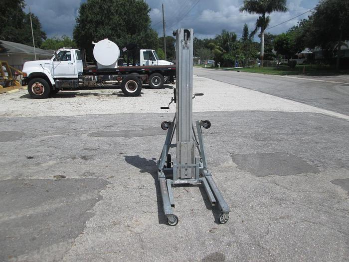 Used Sumner 2124 24' Material Lift