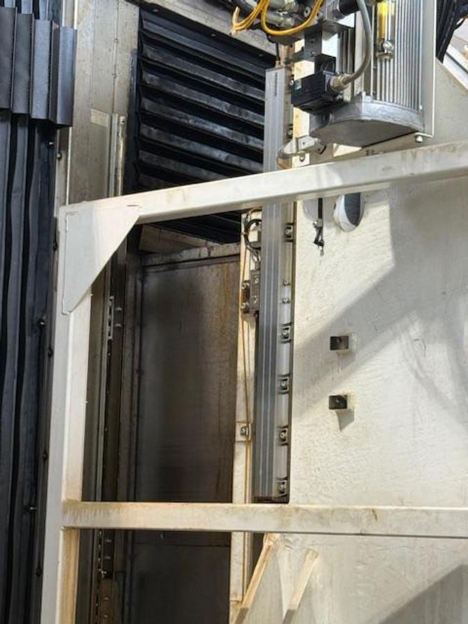 Usato CENTRO DI LAVORO VERTICALE 5 ASSI MAZAK USATO