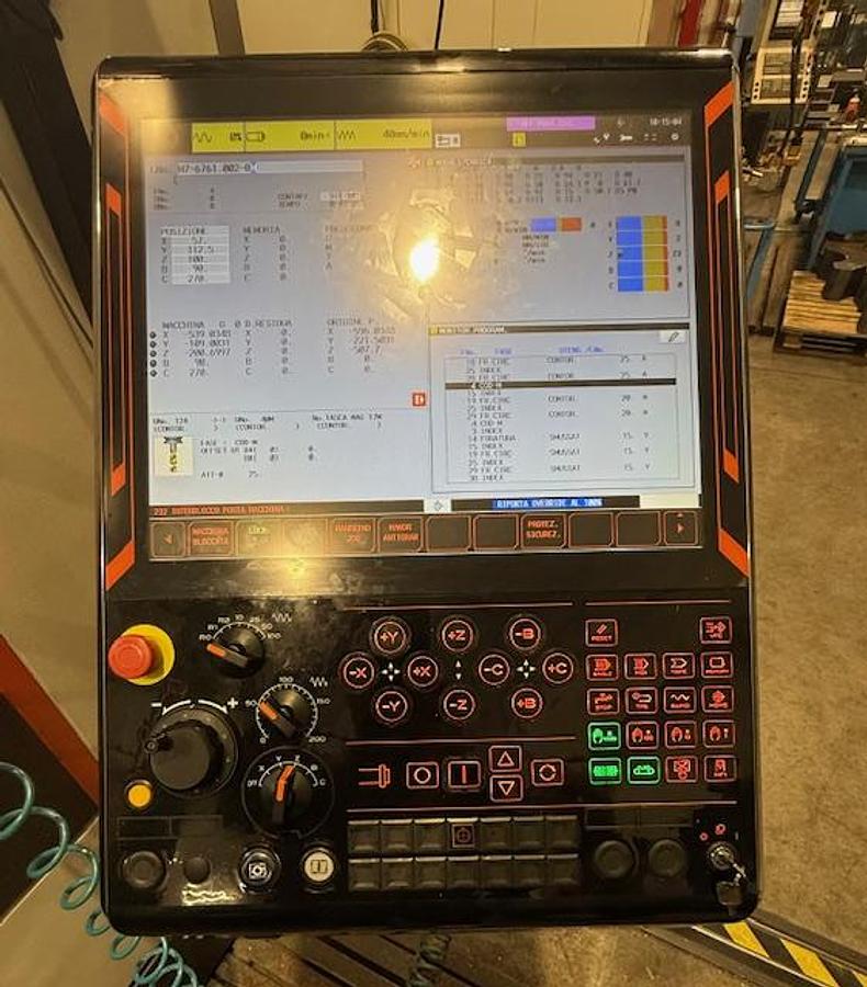 Usato Centro di lavoro verticale 5 assi Mazak CV 5 500