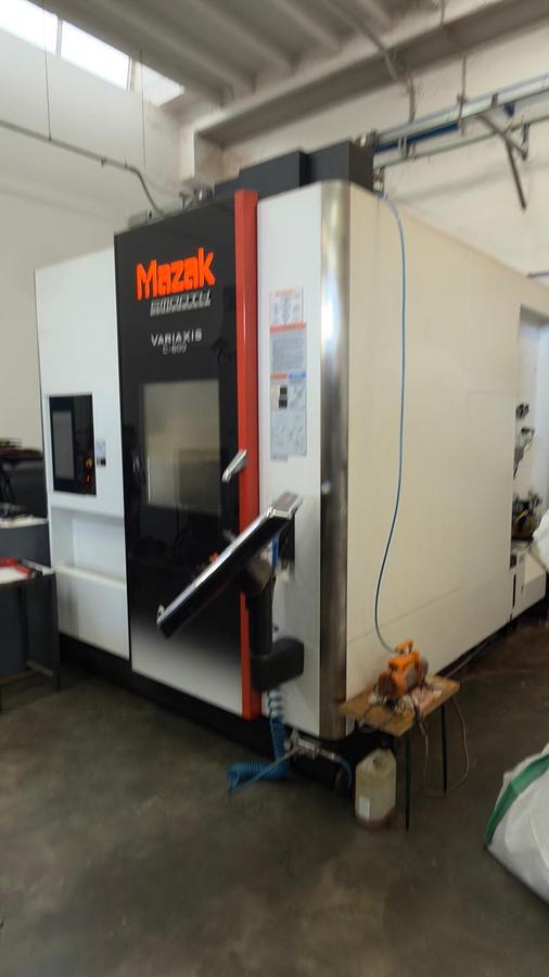 Usato Centro di lavoro verticale a 5 assi simultanei Mazak C 600