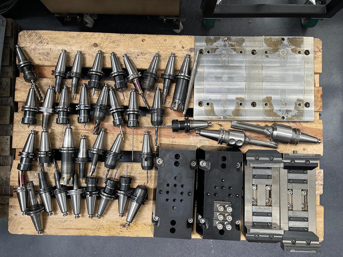 Usato Centro di lavoro verticale a 5 assi simultanei Mazak C 600