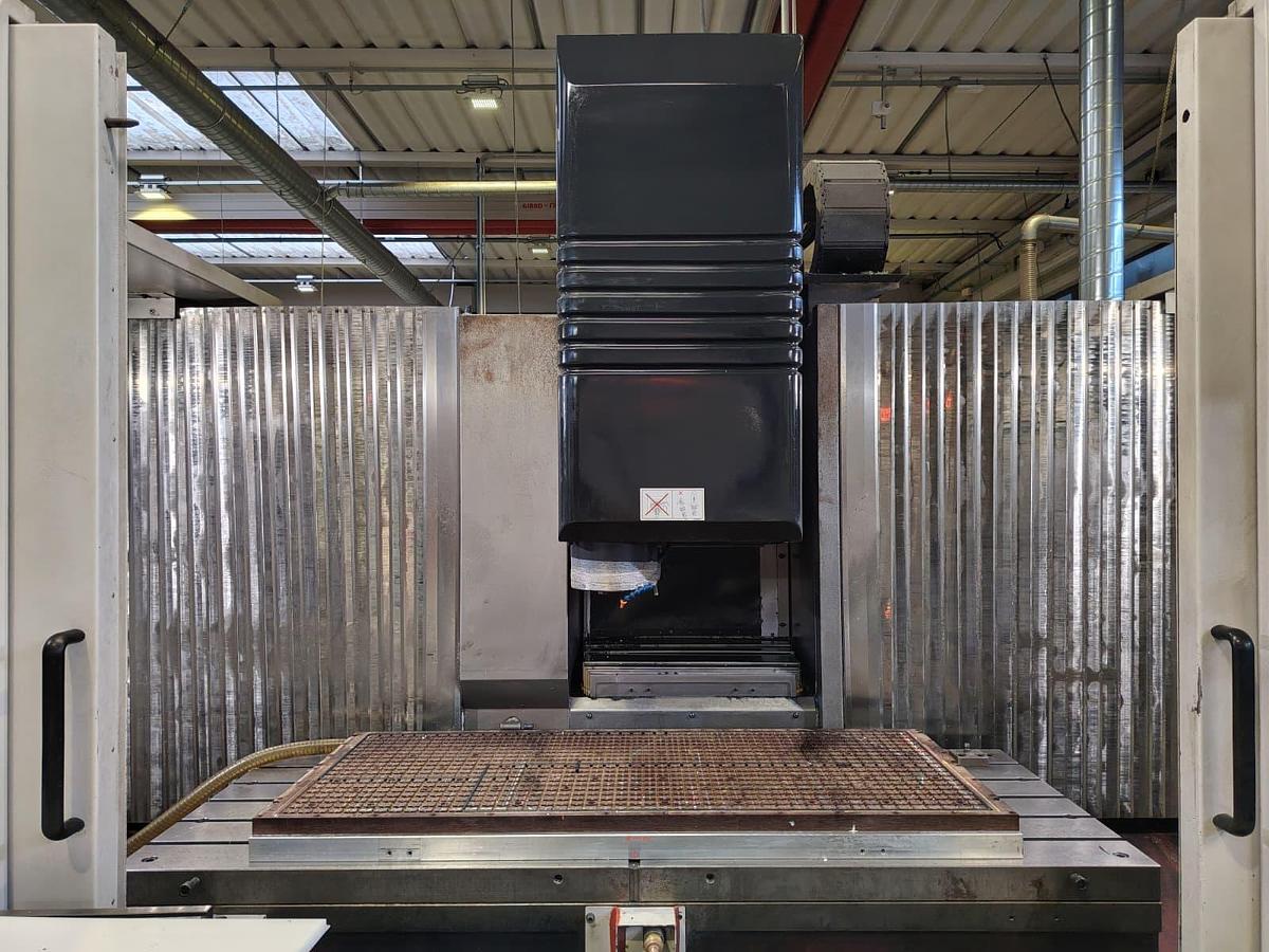 Usato CENTRO VERTICALE A MONTANTE MOBILE MAZAK Mod. VTC-300 C