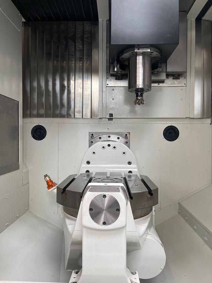 Usato Centro di lavoro verticale a 5 assi simultanei Mazak C 600