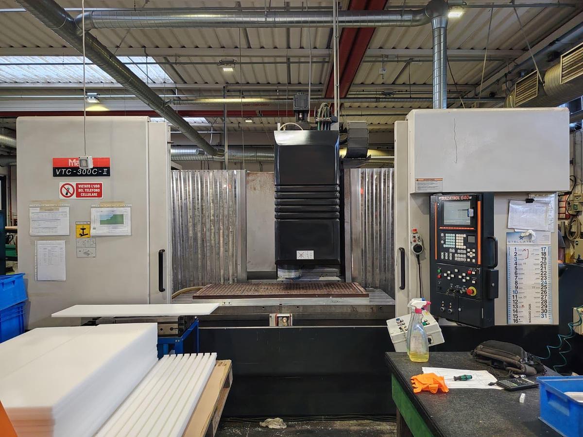 Usato CENTRO VERTICALE A MONTANTE MOBILE MAZAK Mod. VTC-300 C