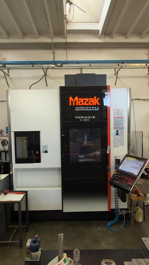 Usato Centro di lavoro verticale a 5 assi simultanei Mazak C 600