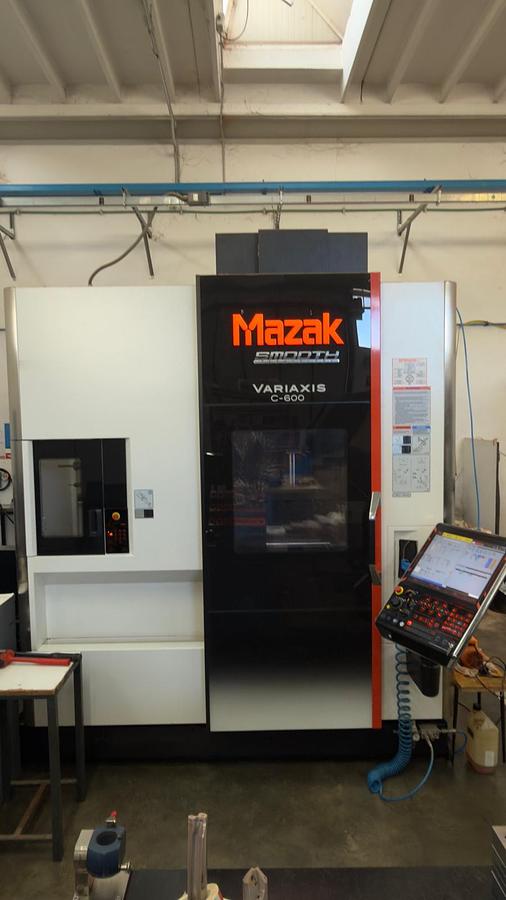 Usato Centro di lavoro verticale a 5 assi simultanei Mazak C 600