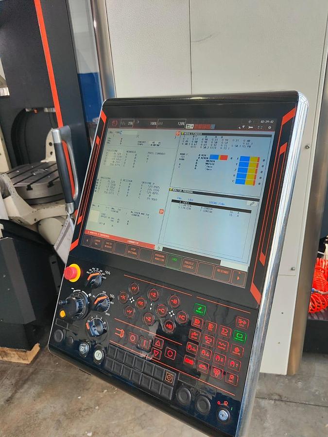 Usato Centro di lavoro a 5 assi Mazak Variaxis J600
