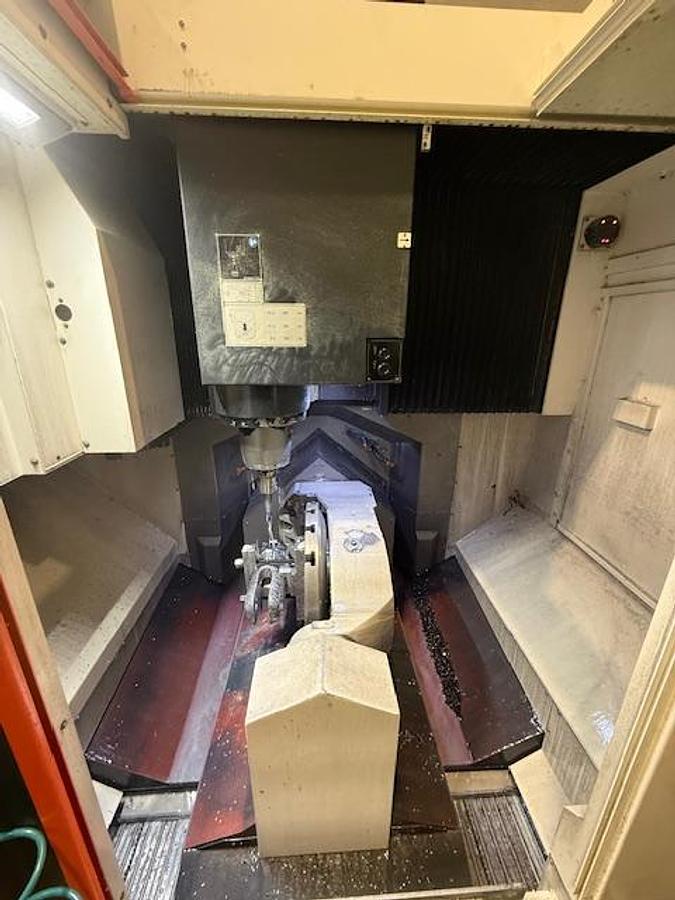 Usato Centro di lavoro verticale 5 assi Mazak CV 5 500