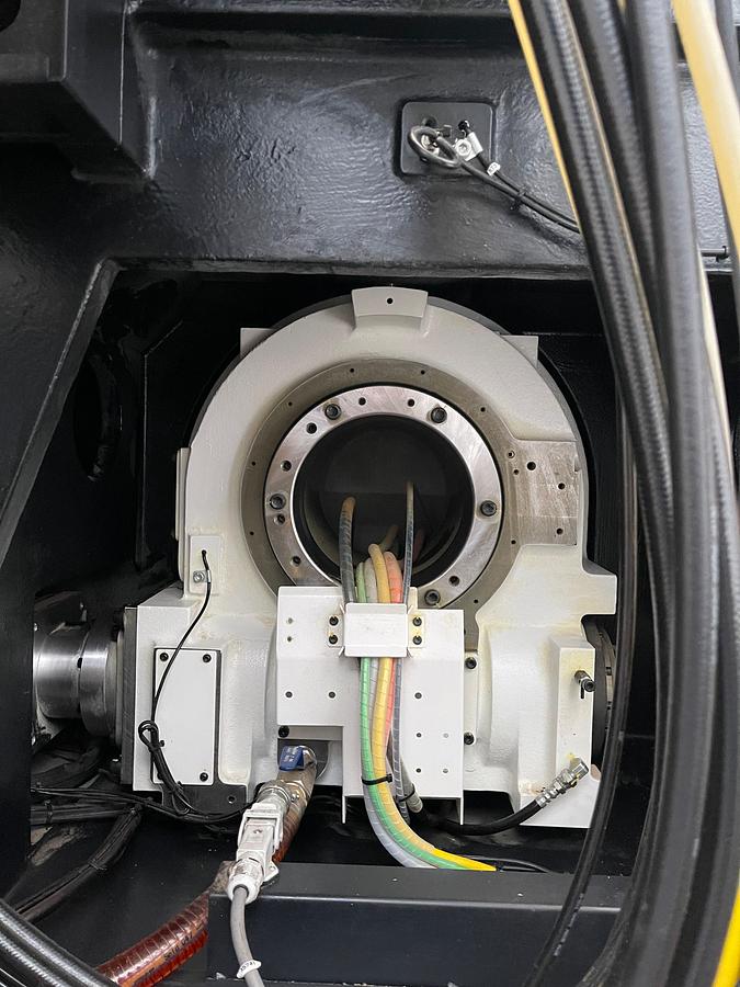 Usato Centro di lavoro verticale a 5 assi simultanei Mazak C 600