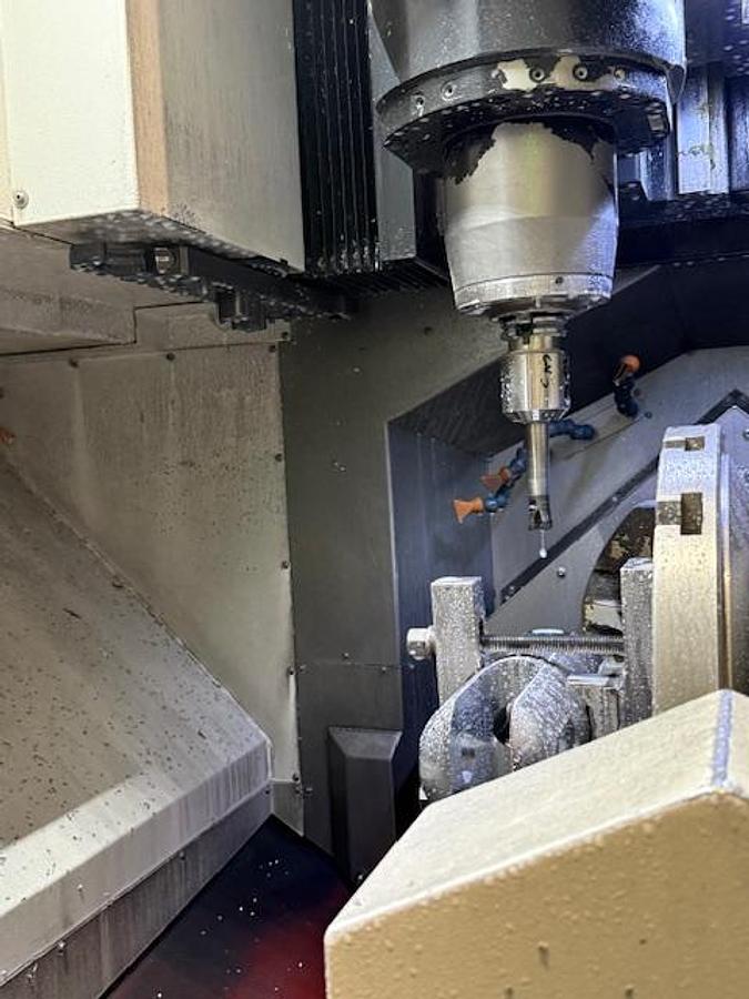 Usato Centro di lavoro verticale 5 assi Mazak CV 5 500