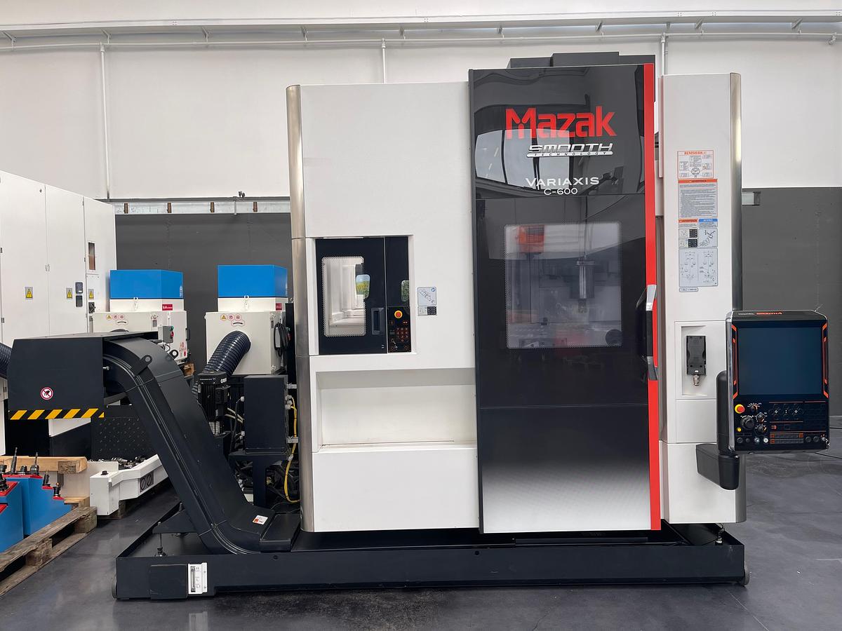 Usato Centro di lavoro verticale a 5 assi simultanei Mazak C 600