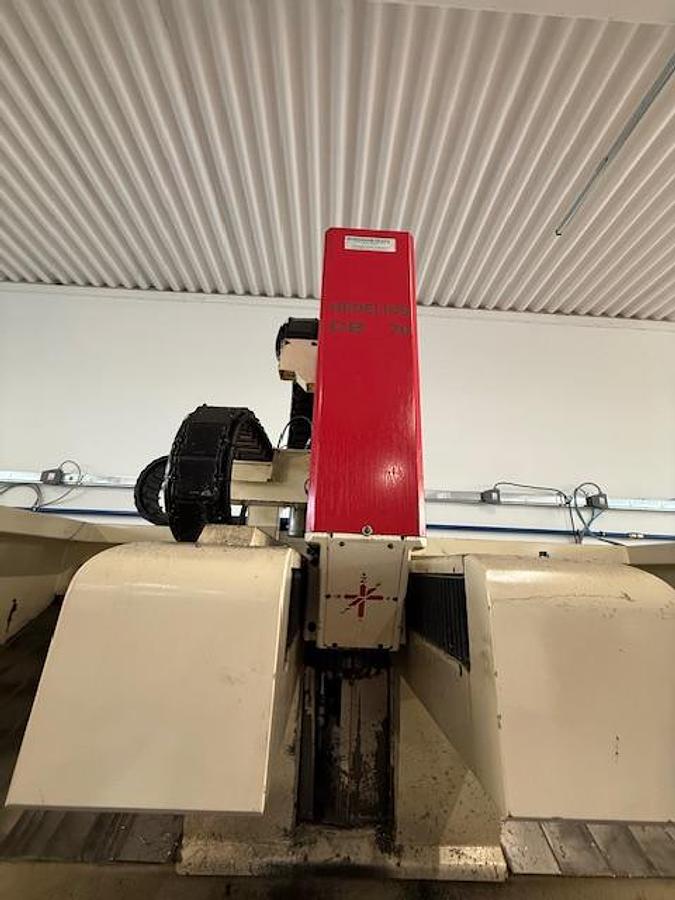 Usato CENTRO DI LAVORO A MONTANTE MOBILE HEDELIUS C80