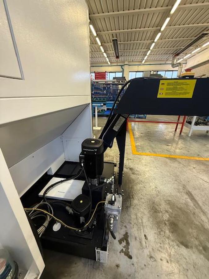 Usato Centro di lavoro a 5 assi Mazak Mod. CV5-500