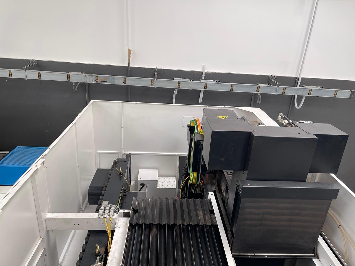 Usato Centro di lavoro verticale a 5 assi simultanei Mazak C 600