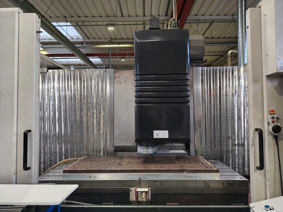 Usato CENTRO VERTICALE A MONTANTE MOBILE MAZAK Mod. VTC-300 C