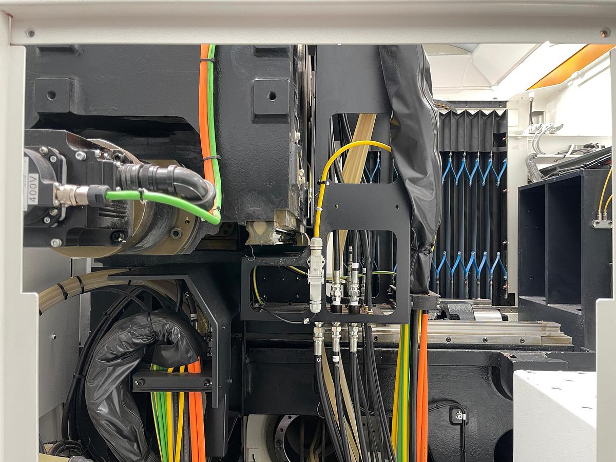 Usato Centro di lavoro verticale a 5 assi simultanei Mazak C 600