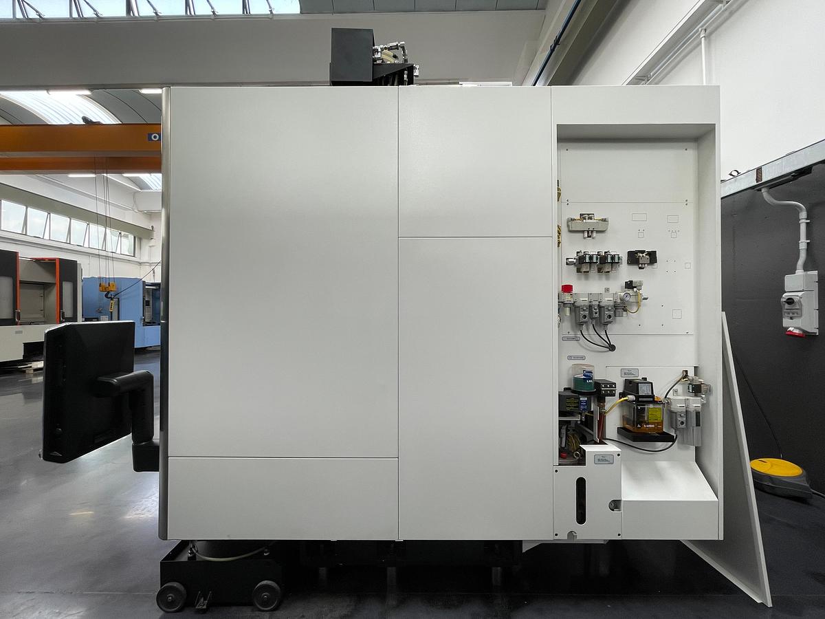 Usato Centro di lavoro verticale a 5 assi simultanei Mazak C 600