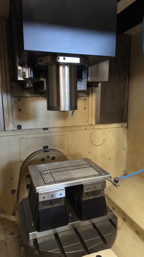 Usato Centro di lavoro verticale a 5 assi simultanei Mazak C 600