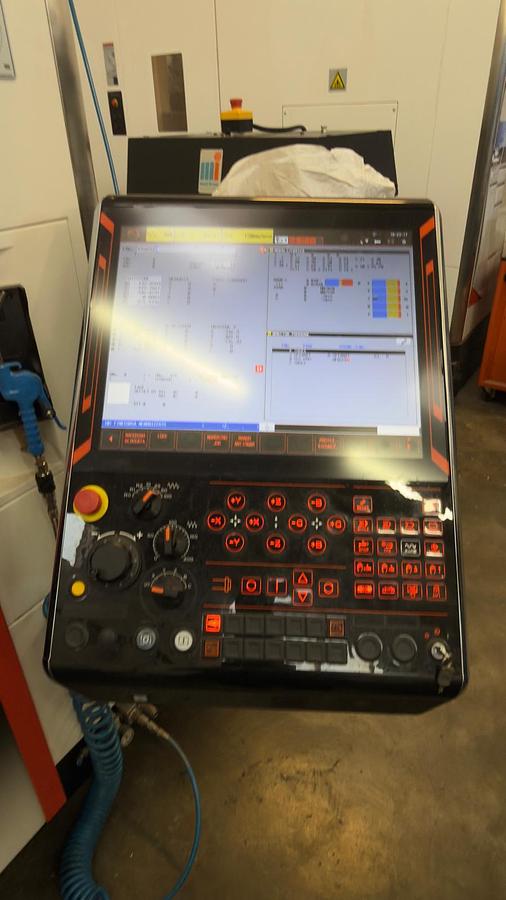 Usato Centro di lavoro verticale a 5 assi simultanei Mazak C 600