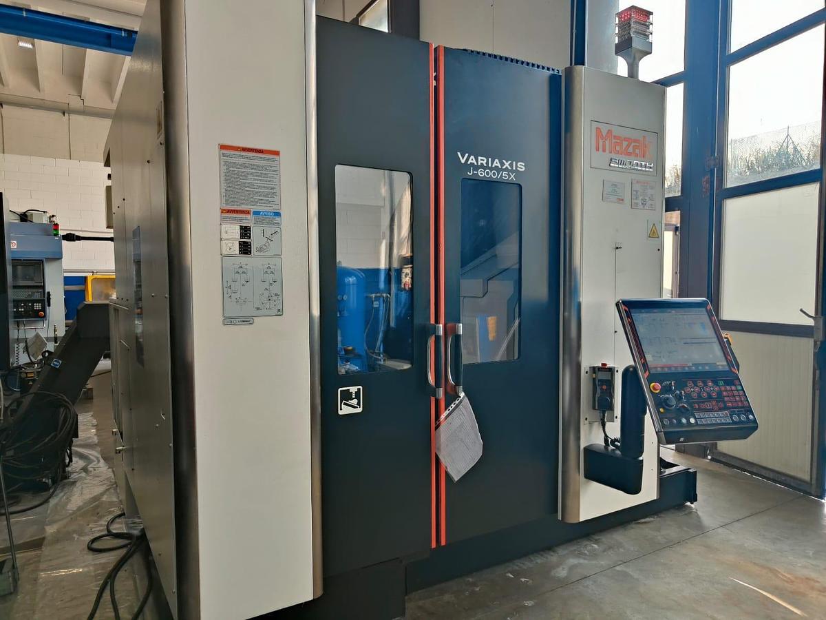 Usato Centro di lavoro a 5 assi Mazak Variaxis J600