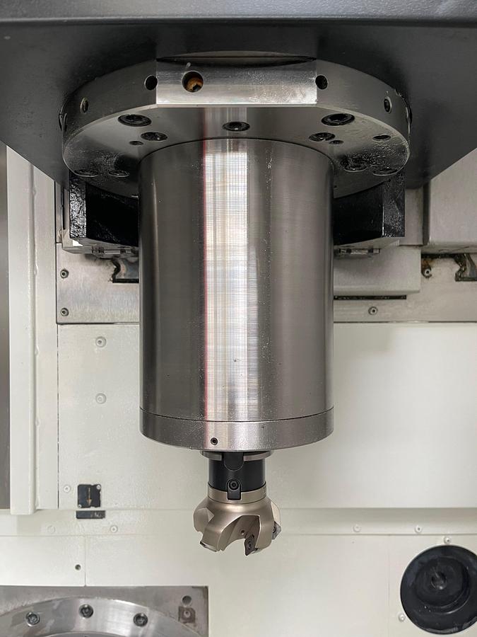 Usato Centro di lavoro verticale a 5 assi simultanei Mazak C 600