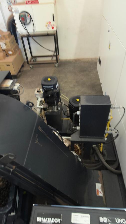 Usato Centro di lavoro verticale a 5 assi simultanei Mazak C 600