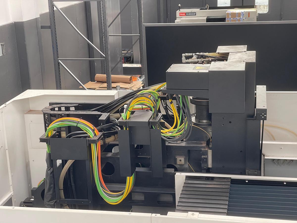 Usato Centro di lavoro verticale a 5 assi simultanei Mazak C 600