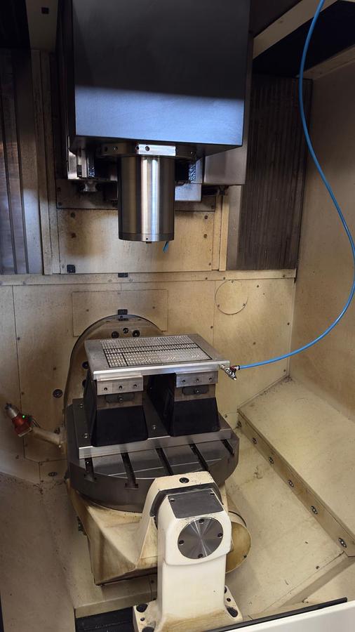 Usato Centro di lavoro verticale a 5 assi simultanei Mazak C 600