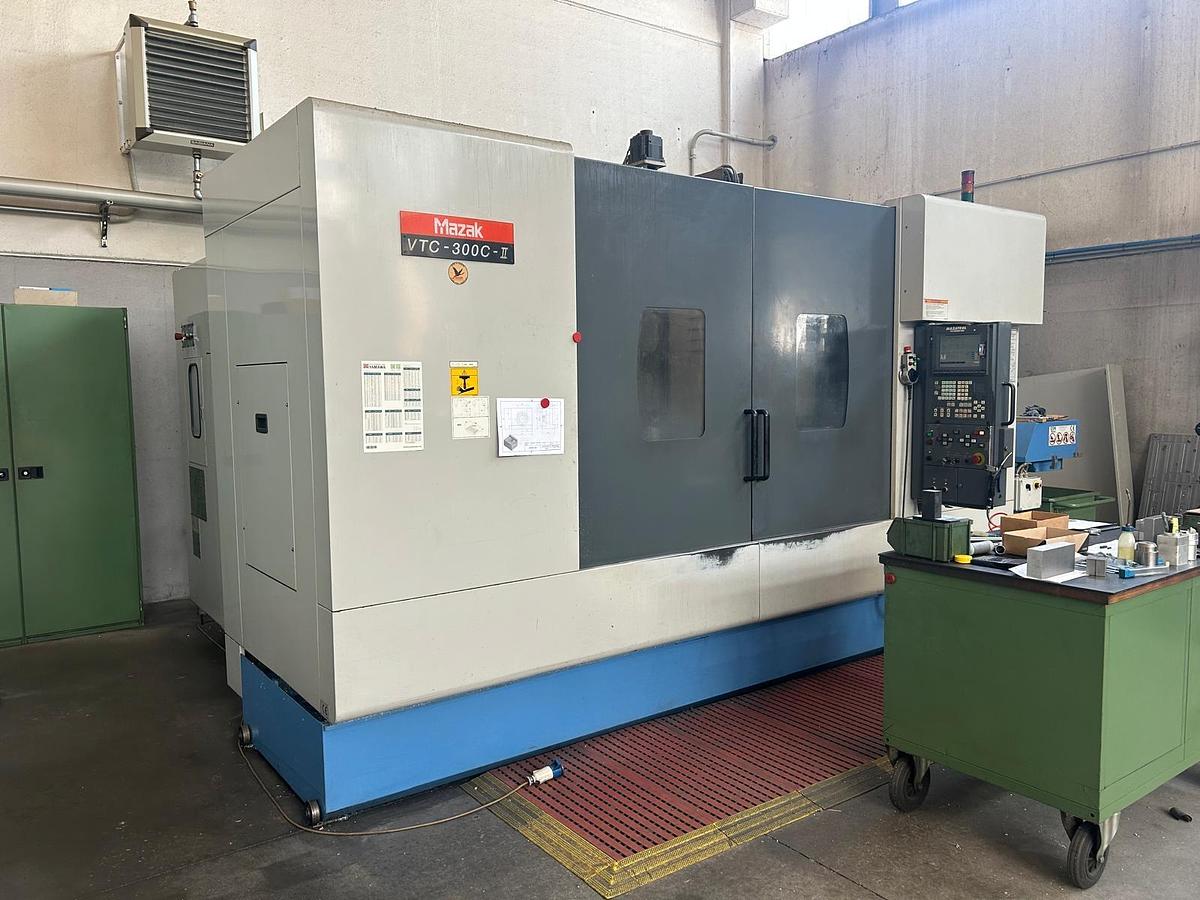 Usato CENTRO VERTICALE A MONTANTE MOBILE MAZAK Mod. VTC-300 C