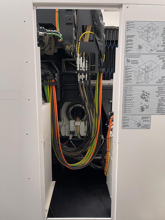 Usato Centro di lavoro verticale a 5 assi simultanei Mazak C 600