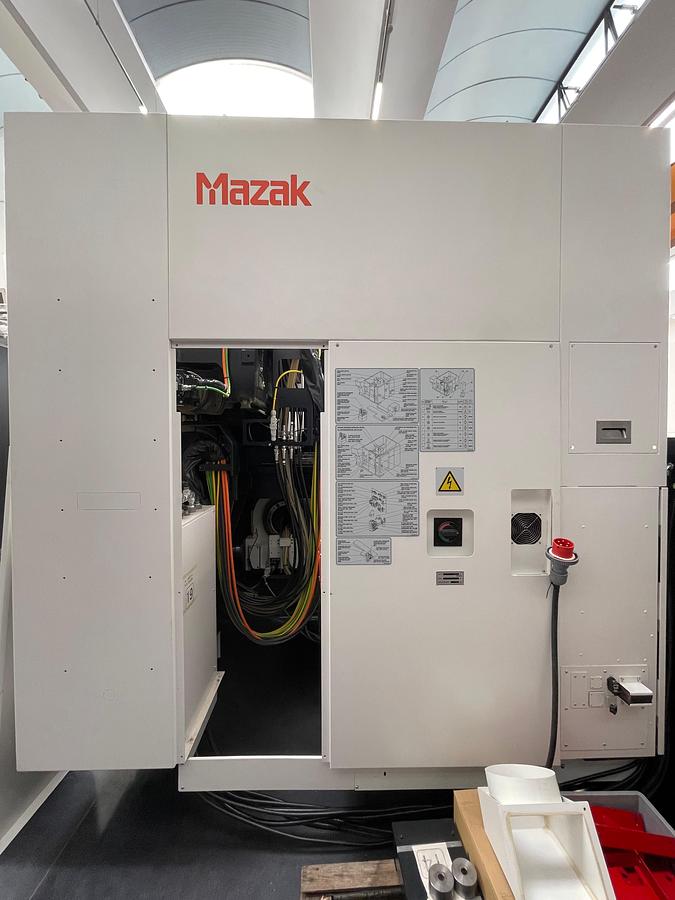 Usato Centro di lavoro verticale a 5 assi simultanei Mazak C 600