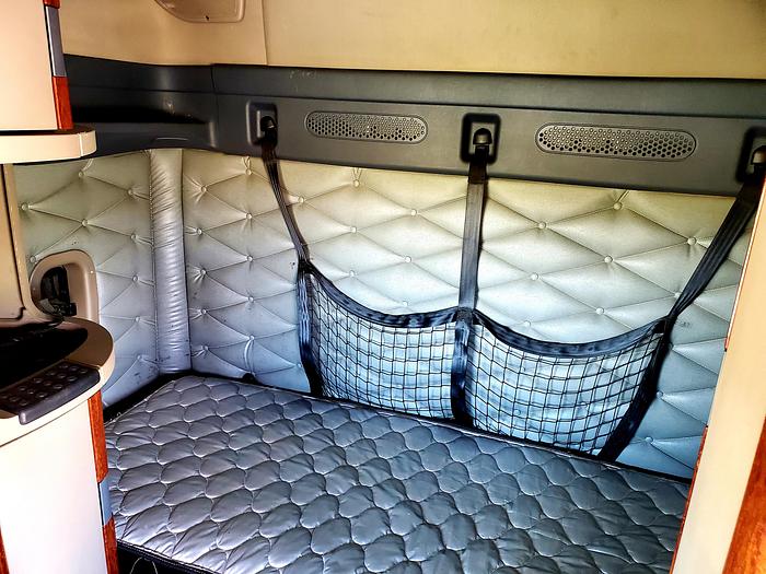 Used 2017 Freightliner Cascadia Truck w/ Sleeper