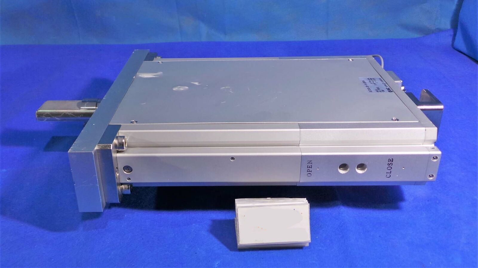 Used SMC XGT300-30-1A-X804 Valve, XGT300-30-1A-X804 / SLIT Valve / Press 10~6 Pa~atm OPE