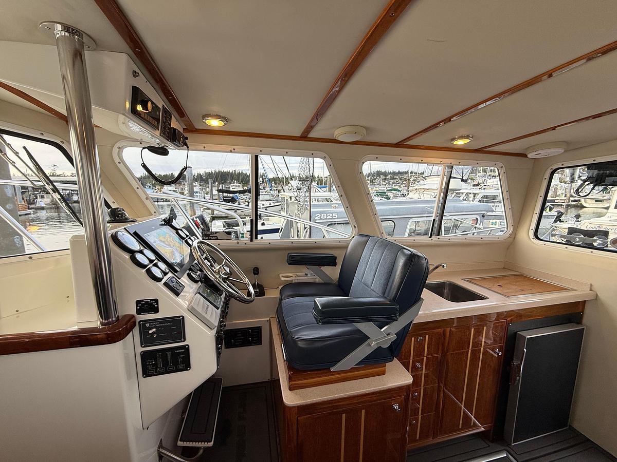 Used 2005 Ocean Sport Roamer 30 #12