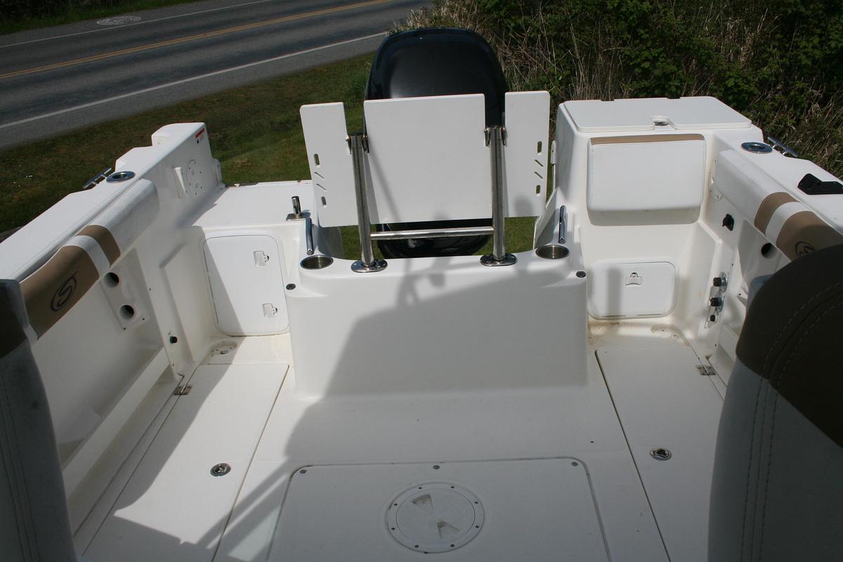 Used 2014 Seaswirl Striper 220 WA