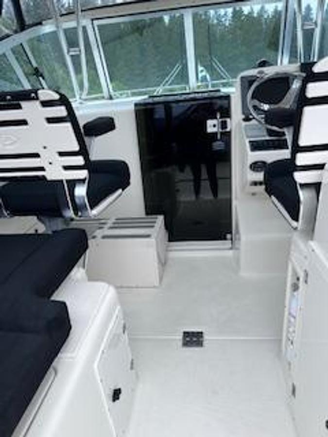 Used 2005 Pursuit 3370 Offshore