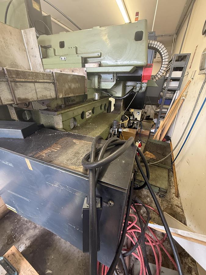 Used Makino KE55 Vertical Mill