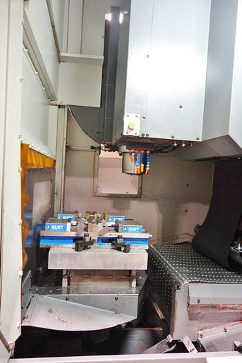 Used KIRA KDM43VCD Twin Pallet CNC Vertical Machining Center Fanuc