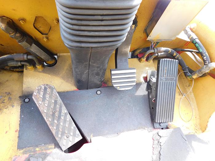 Used Lowry L220XD 22,000Lbs with Hydraulic Rigging Boom