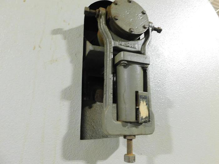 Used American Sawmill Machinery 35" Vertical Bandsaw