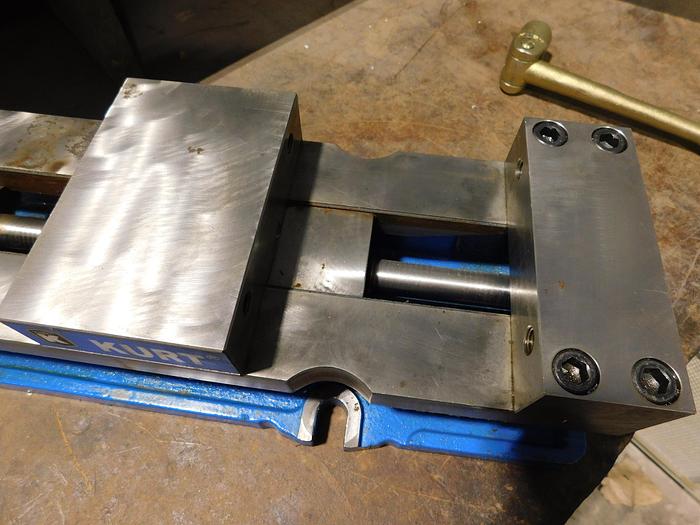 Used Kurt HD690 6"-Machine Vise with Handle