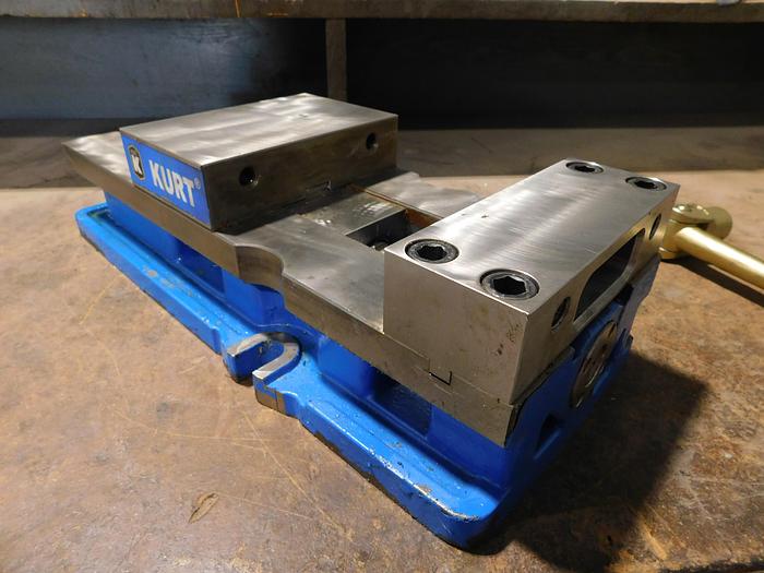 Used Kurt HD690 6"-Machine Vise with Handle