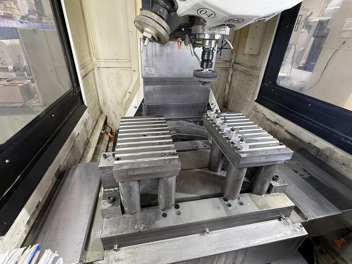 Used Ganesh Gen Mill T500 CNC Drilling & Tapping Machine