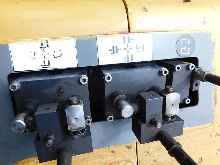 Used Lowry L220XD 22,000Lbs with Hydraulic Rigging Boom