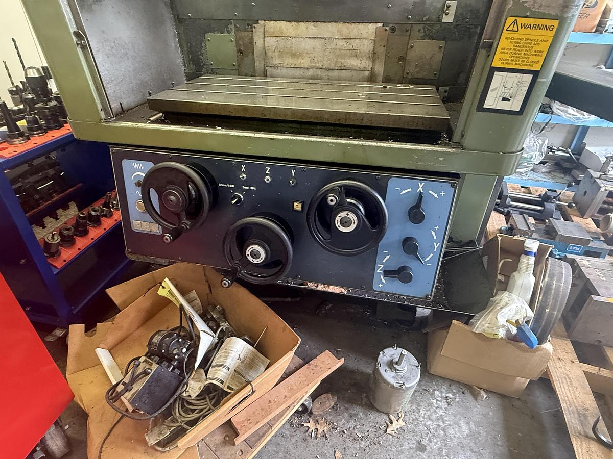 Used Makino KE55 Vertical Mill