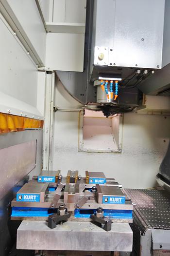 Used KIRA KDM43VCD Twin Pallet CNC Vertical Machining Center Fanuc