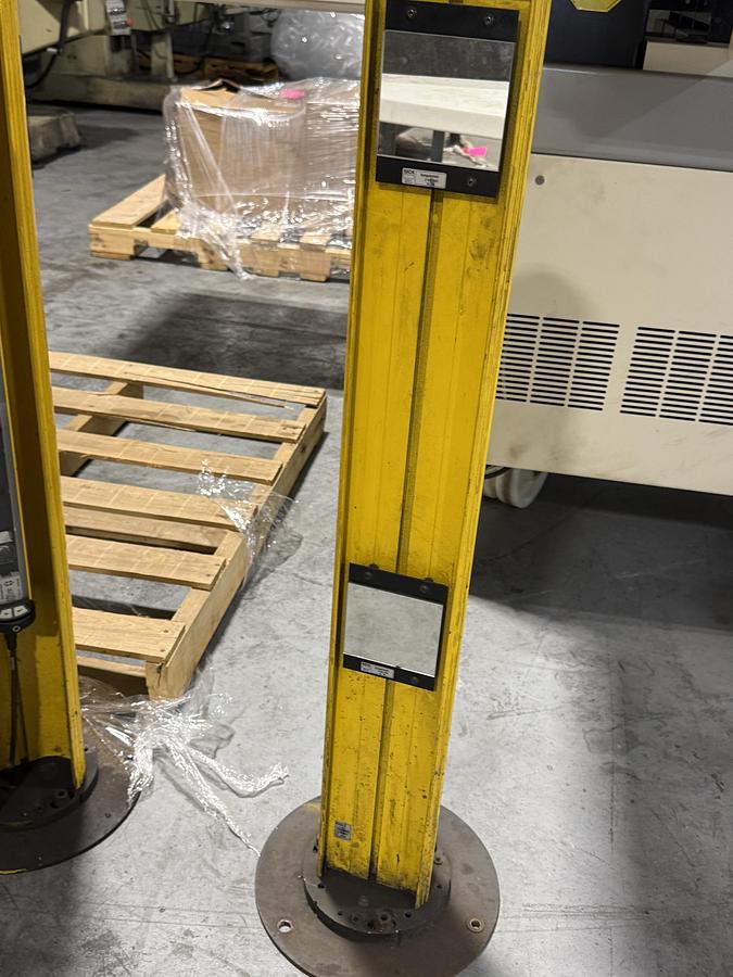 Used Sick 2 040 593 Mirror Column Light Safety Curtains