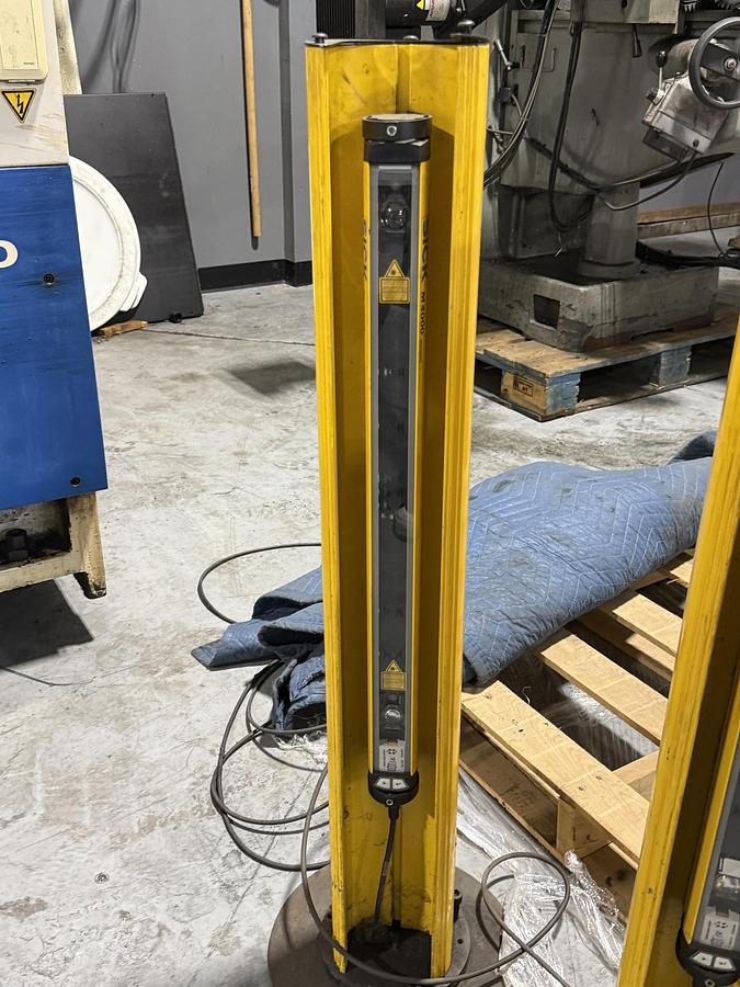 Used Sick 2 040 593 Mirror Column Light Safety Curtains